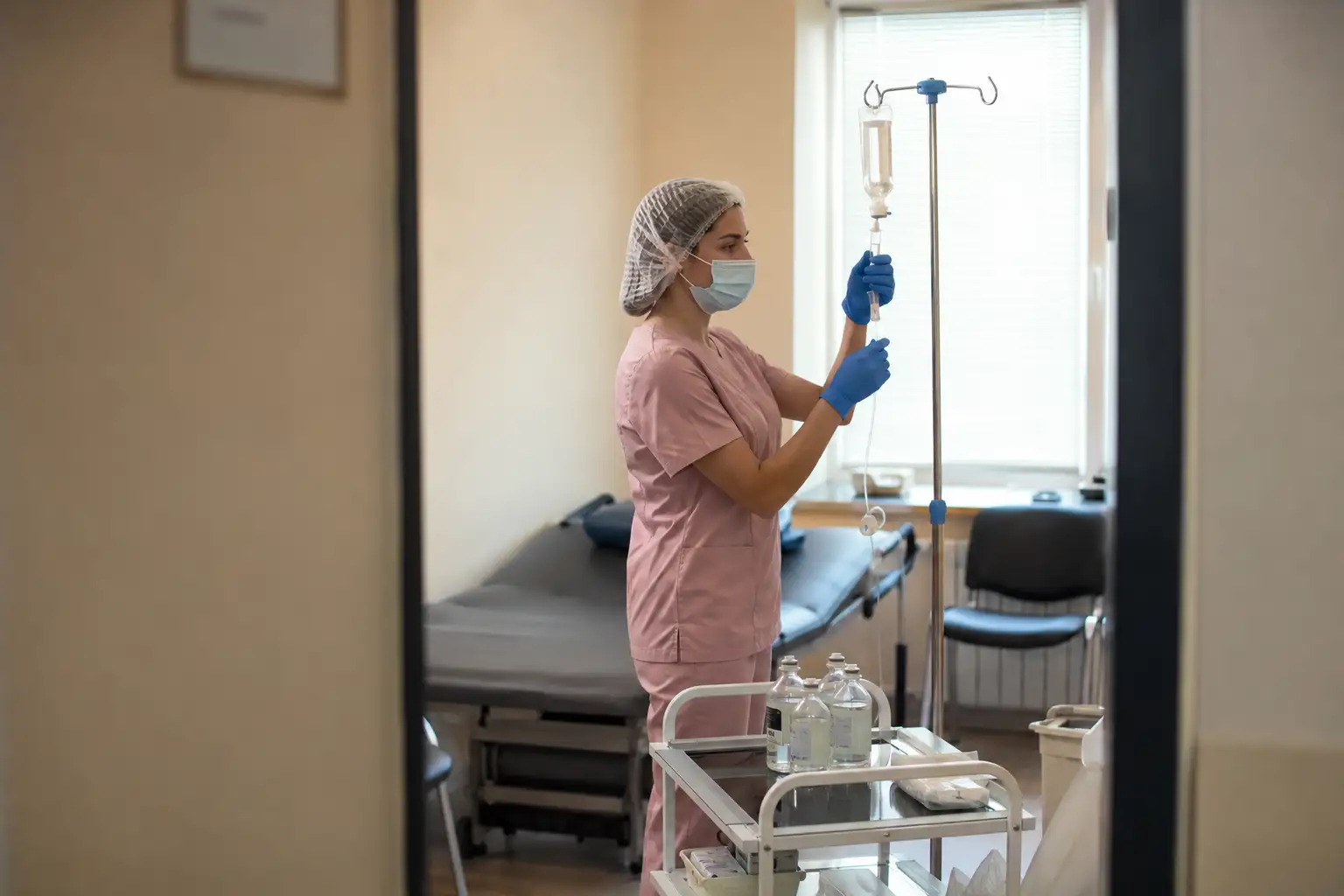 Медсестра готовит капельницу в частном вытрезвителе